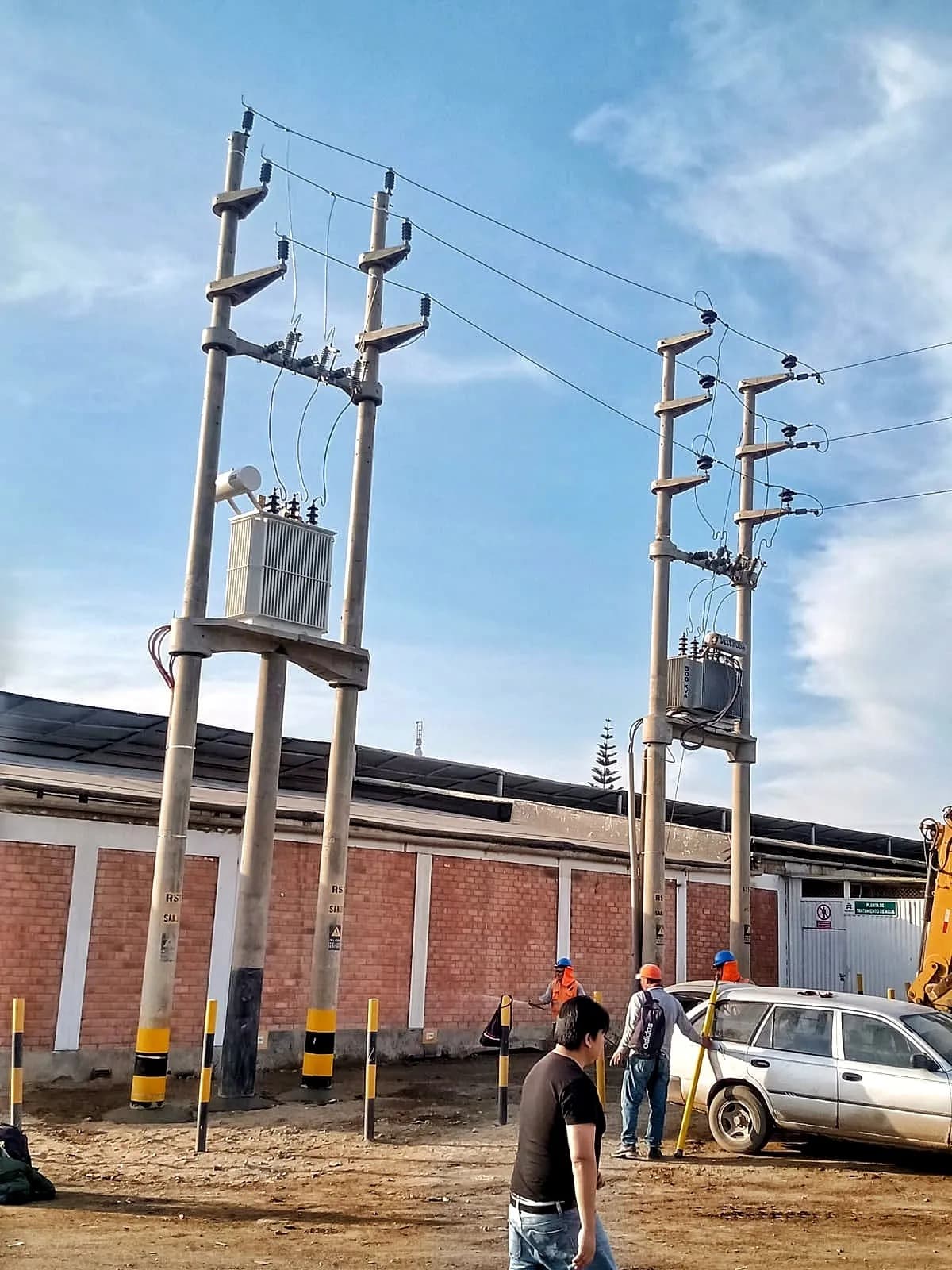 Postes de concreto armado centrifugado instalados con transformadores de distribución y cuadrilla de técnicos especializados en campo